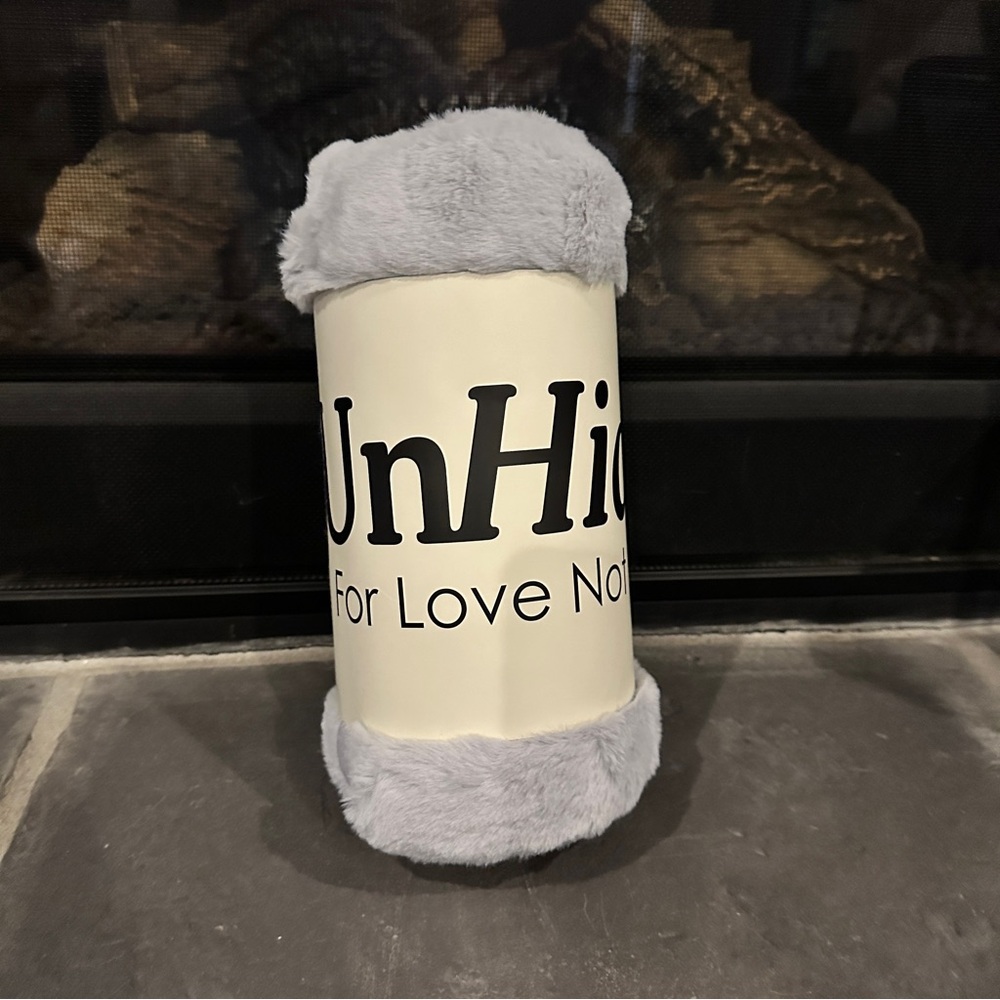 UnHide Lil Marsh Blanket Faux Fur
50x60 Silver RARE FIND! NWT